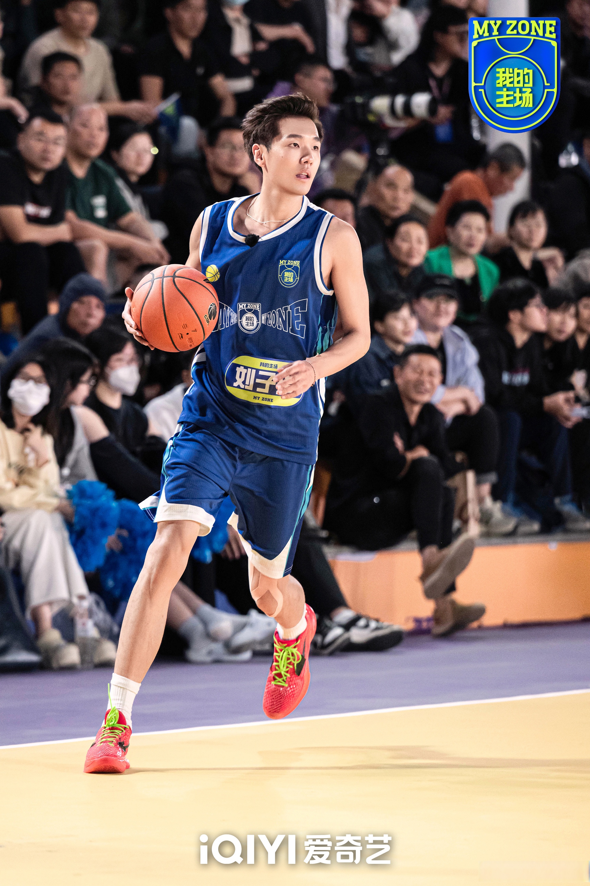 体育健儿在赛场咬紧牙关在坚持一会儿比赛